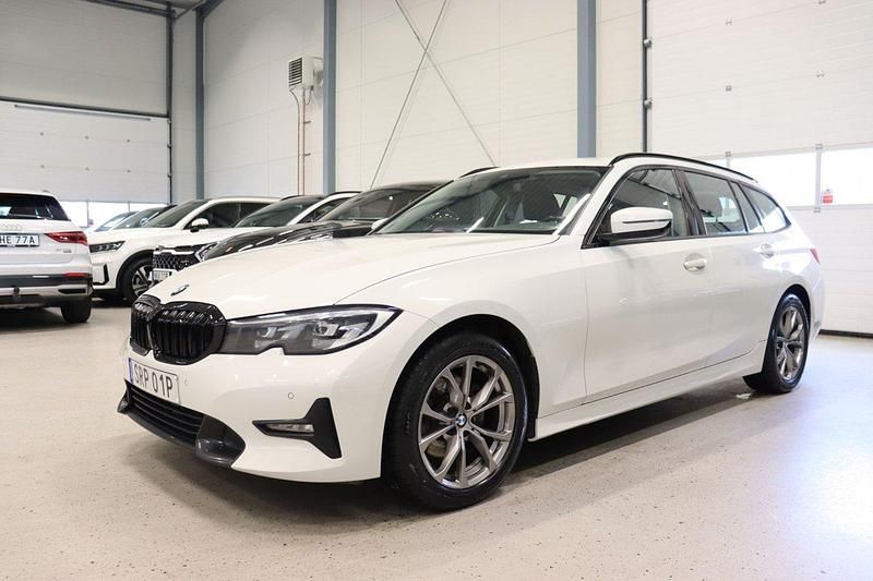 Vit Begagnad 2021 BMW 320 Sport Line Kombi | 289 700 kr (Superpris) - Bild 1/4