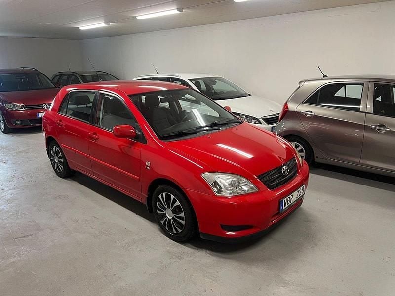 Röd Begagnad 2004 Toyota Corolla Halvkombi | 28 900 kr (Marknadspris) - Bild 1/4