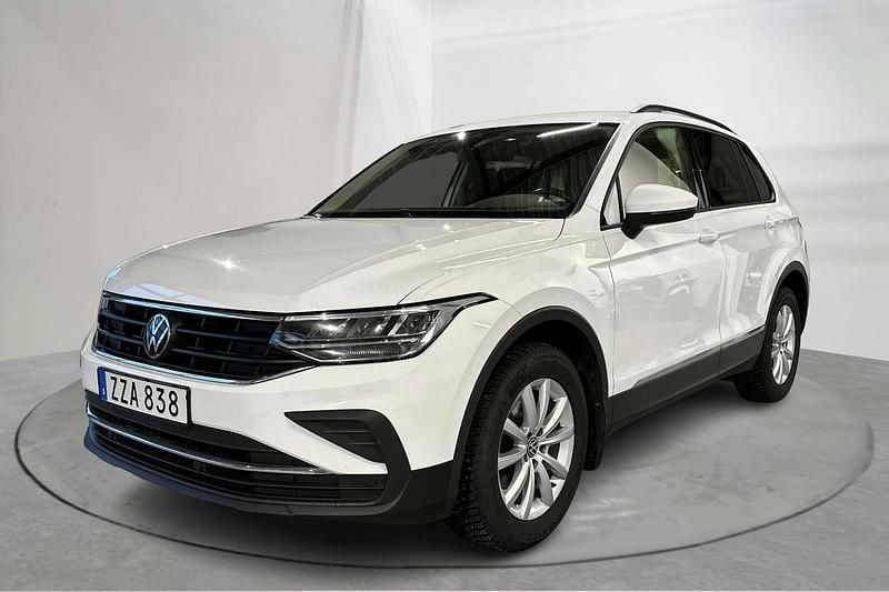 Vit Begagnad 2022 VW Tiguan SUV | 224 900 kr (Bra pris) - Bild 1/4