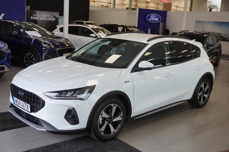 Vit (frozen white) Begagnad 2024 Ford Focus Active Kombi | 229 900 kr (Marknadspris) - Bild 1/4