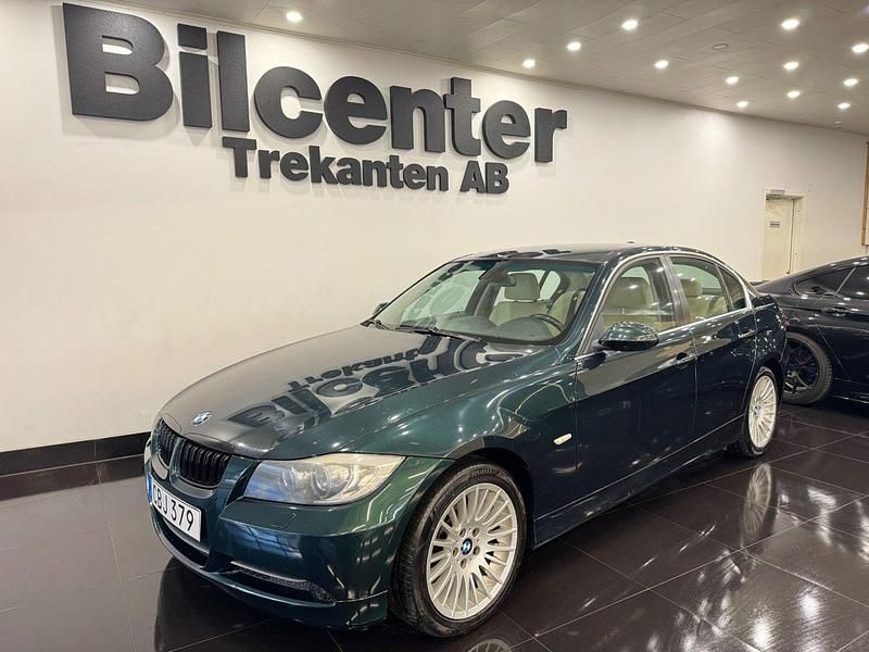 Mörkgrön Begagnad 2006 BMW 330 Comfort Edition Sedan | 79 900 kr (Marknadspris) - Bild 1/4