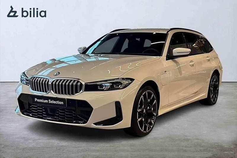 Vit Begagnad 2025 BMW 330e Kombi | 559 900 kr - Bild 1/1