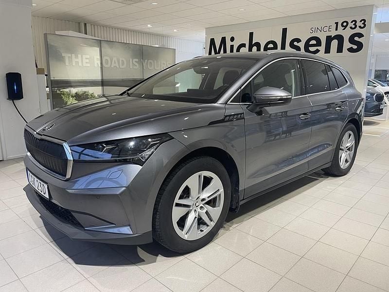 Grå Begagnad 2023 Skoda Enyaq iV SUV | 379 000 kr (Marknadspris) - Bild 1/4
