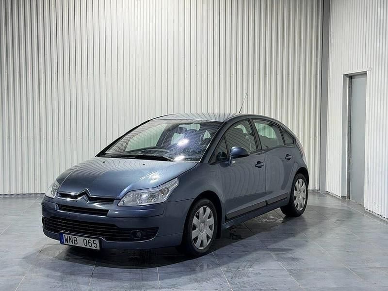 Silver Begagnad 2005 Citroën C4 Halvkombi | 39 900 kr (Lite dyr) - Bild 1/4
