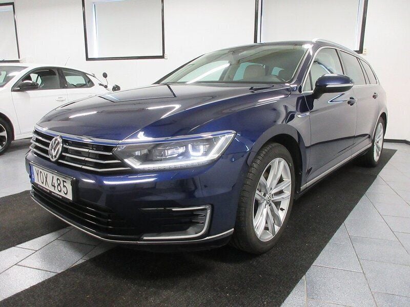 Mörkblå Begagnad 2018 VW Passat GTE Kombi | 174 500 kr (Bra pris) - Bild 1/4