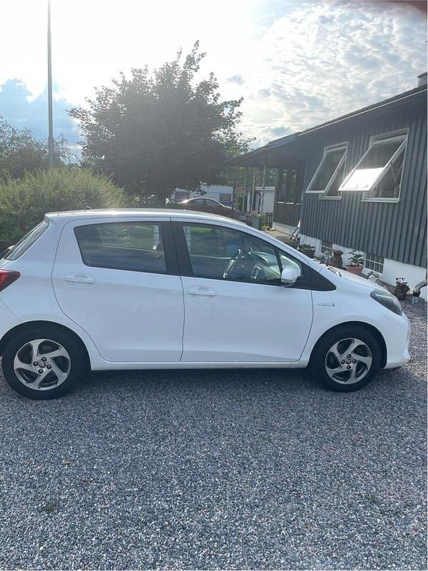 Vit Begagnad 2015 Toyota Yaris Hybrid Active Halvkombi | 95 000 kr (Bra pris) - Bild 1/4