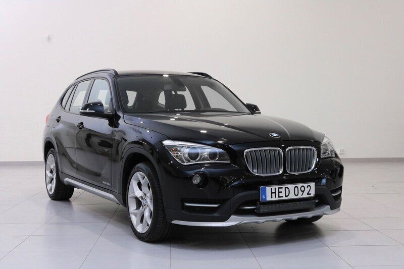 Svart Begagnad 2015 BMW X1 xLine SUV | 124 900 kr (Marknadspris) - Bild 1/4