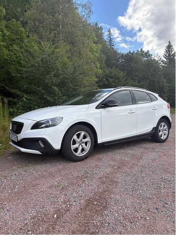 Vit Begagnad 2015 Volvo V40 CC Momentum Kombi | 126 000 kr (Marknadspris) - Bild 1/4