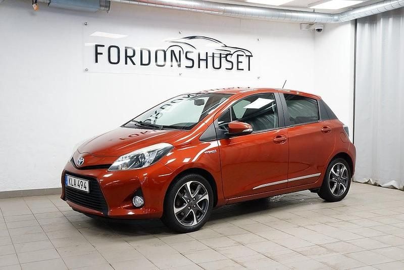 Röd Begagnad 2014 Toyota Yaris Hybrid Edition Halvkombi | 109 900 kr (Marknadspris) - Bild 1/4