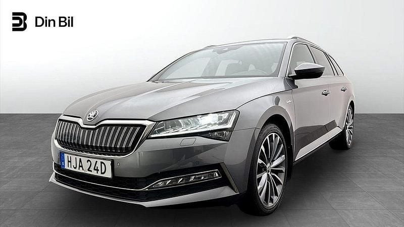 Grå Begagnad 2023 Skoda Superb LAURIN & KLEMENT Kombi | 384 900 kr (Lite dyr) - Bild 1/4