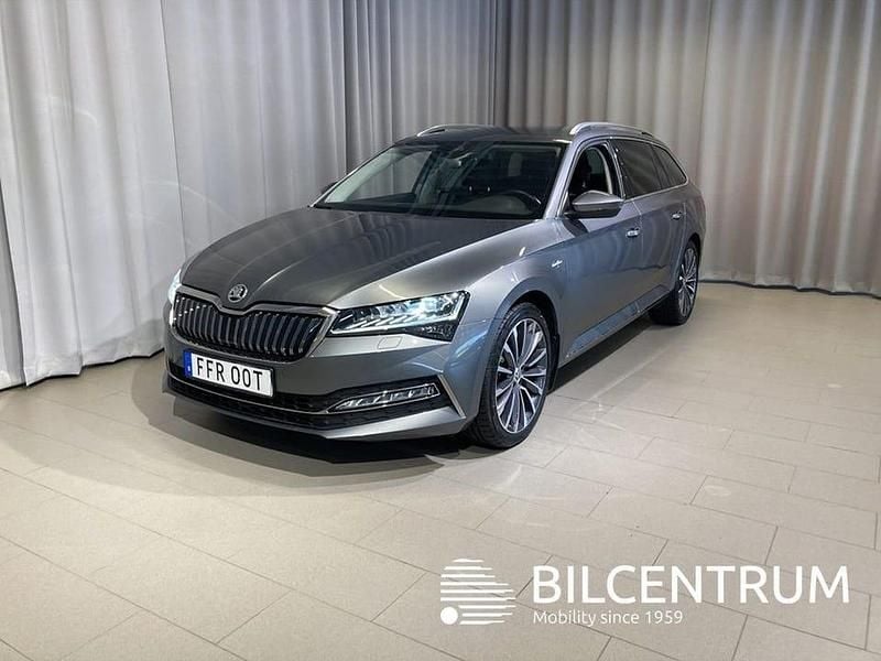 Grå Begagnad 2023 Skoda Superb LAURIN & KLEMENT Kombi | 339 900 kr (Lite dyr) - Bild 1/4