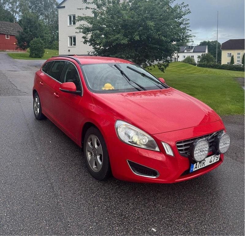 Röd Begagnad 2013 Volvo V60 Momentum Kombi | 63 990 kr (Superpris) - Bild 1/4