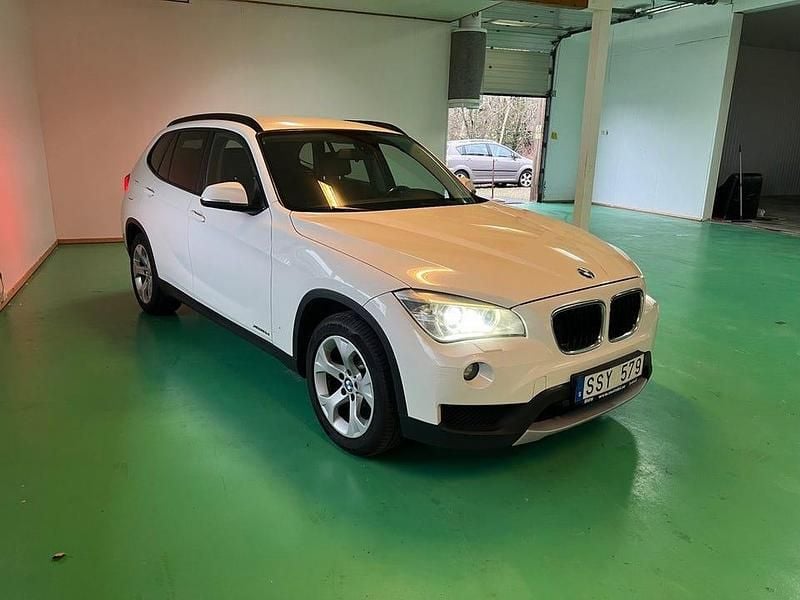 Vit Begagnad 2012 BMW X1 SUV | 89 900 kr (Bra pris) - Bild 1/4