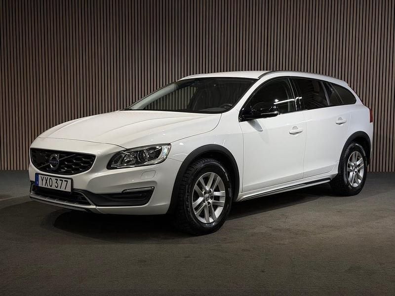 Vit Begagnad 2017 Volvo V60 CC Momentum Kombi | 238 700 kr (Bra pris) - Bild 1/4