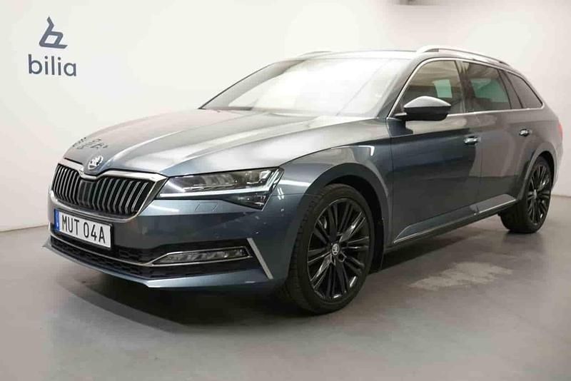 Grå Begagnad 2021 Skoda Superb Kombi | 279 900 kr (Marknadspris) - Bild 1/1