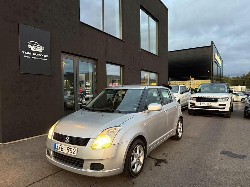 Silver Begagnad 2005 Suzuki Swift Halvkombi | 34 900 kr (Lite dyr) - Bild 1/4