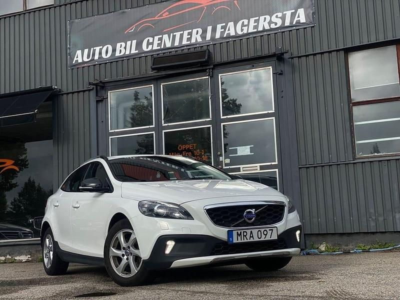 Vit Begagnad 2014 Volvo V40 CC Momentum Kombi | 124 900 kr (Marknadspris) - Bild 1/4
