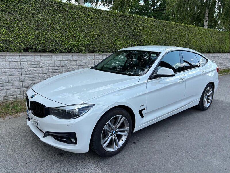 Vit Begagnad 2017 BMW 320 Gran Turismo Sport Line Halvkombi | 149 000 kr (Lite dyr) - Bild 1/4