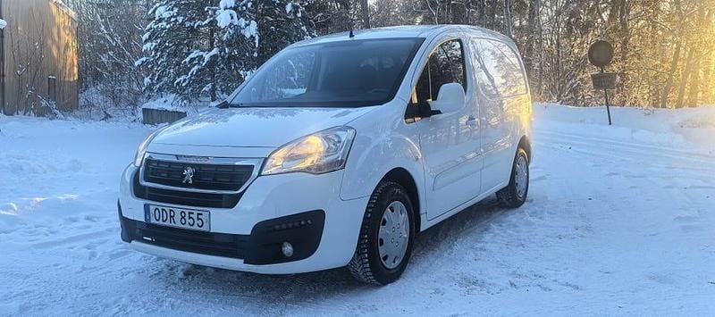 Vit Begagnad 2016 Peugeot Partner Minibuss | 48 900 kr (Marknadspris) - Bild 1/4