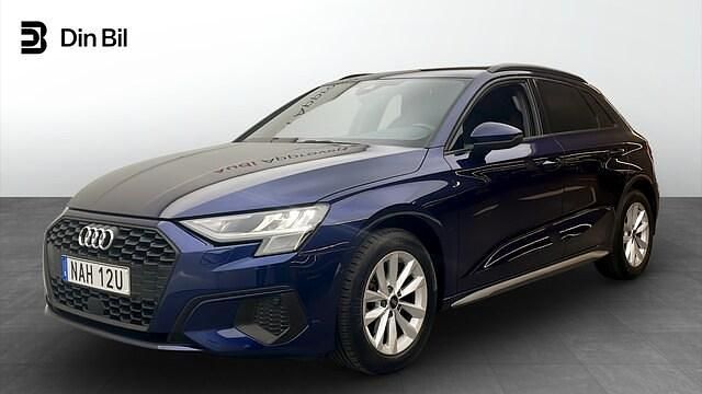 Navarrablå metallic Begagnad 2023 Audi A3 Proline Halvkombi | 274 000 kr (Marknadspris) - Bild 1/4