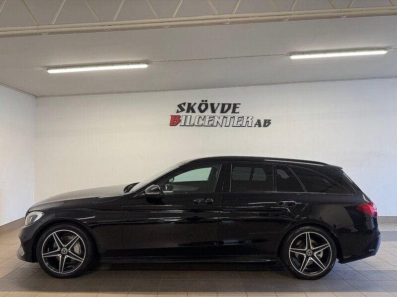 Svart (svartmetallic) Begagnad 2016 Mercedes C220 AMG Kombi | 229 500 kr (Marknadspris) - Bild 1/4