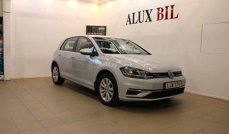 Ljusgrå (grå) Begagnad 2018 VW Golf VII Halvkombi | 124 900 kr (Superpris) - Bild 1/4