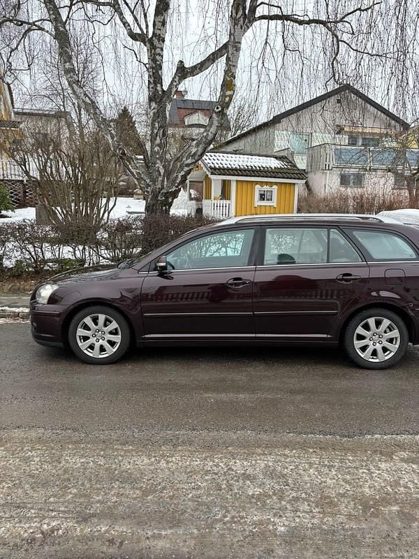 Begagnad Toyota Avensis 147 HK (108 kW) 2007 Brun Kombi
