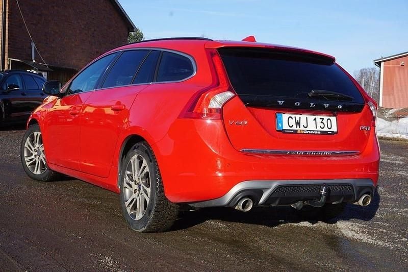 Begagnad Volvo V60 R-Design 231 HK (169 kW) 2016 Röd Kombi