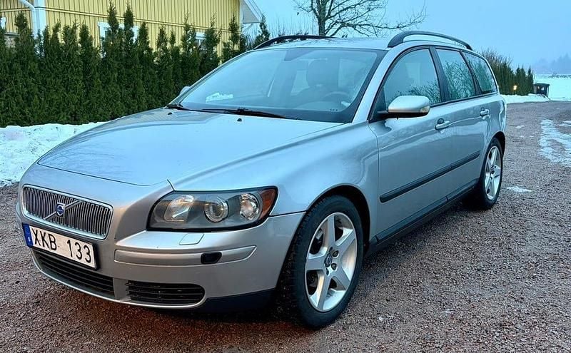 Silver Begagnad 2006 Volvo V50 Kombi | 19 900 kr (Bra pris) - Bild 1/4
