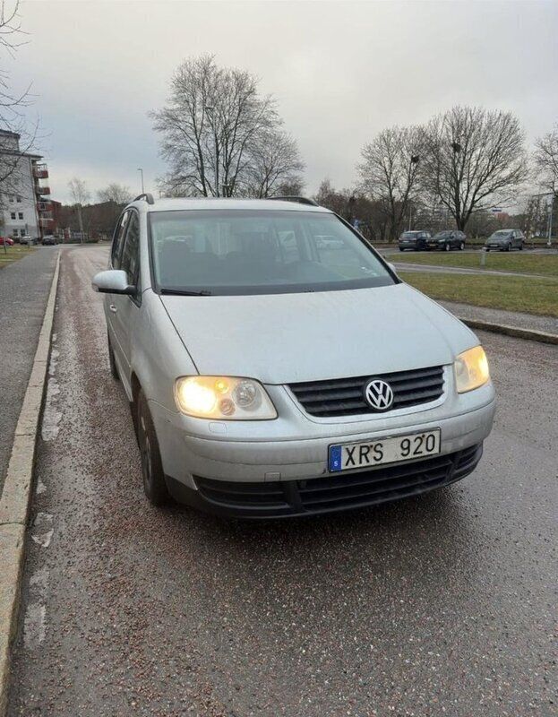 Silver Begagnad 2006 VW Touran Goal Minibuss | 6 000 kr - Bild 1/4