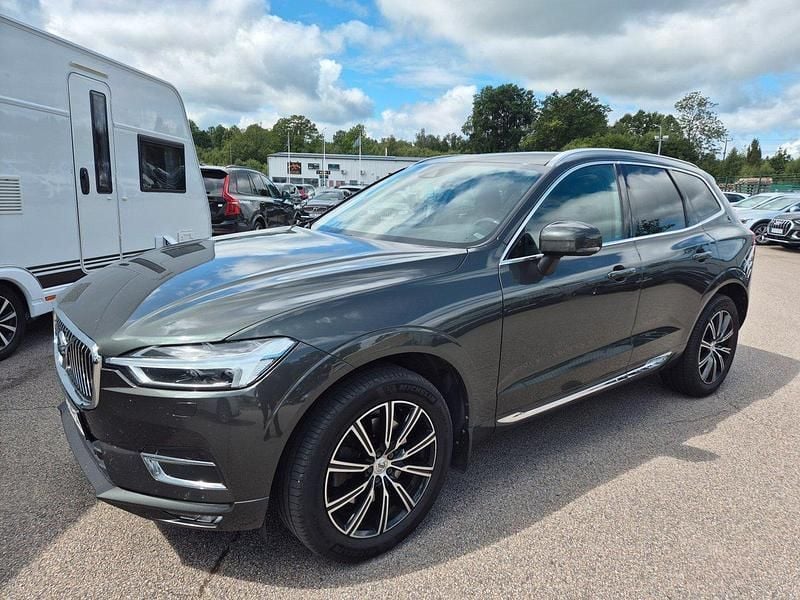Mörkgrå (pine grey metallic) Begagnad 2019 Volvo XC60 Inscription SUV | 295 000 kr (Bra pris) - Bild 1/4