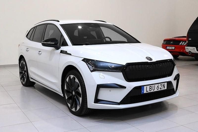 Vit Begagnad 2022 Skoda Enyaq iV SportLine SUV | 399 900 kr (Marknadspris) - Bild 1/4