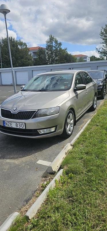Brun Begagnad 2014 Skoda Rapid Halvkombi | 95 000 kr (Bra pris) - Bild 1/4