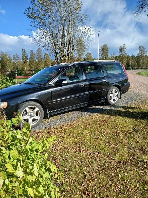 Svart Begagnad 2007 Volvo V70 Momentum Kombi | 23 000 kr (Marknadspris) - Bild 1/4