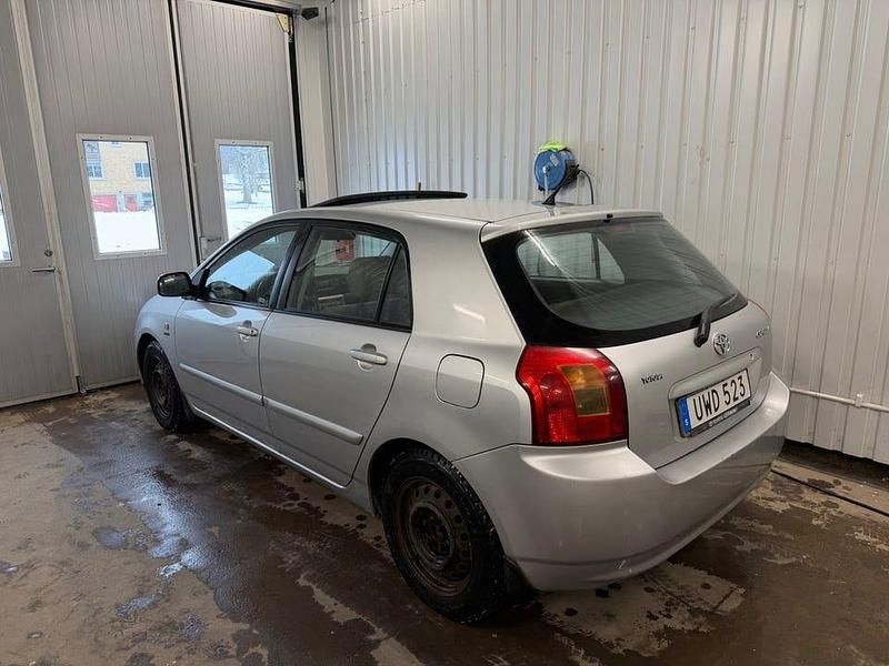 Begagnad Toyota Corolla 110 HK (80 kW) 2004 Silver Halvkombi