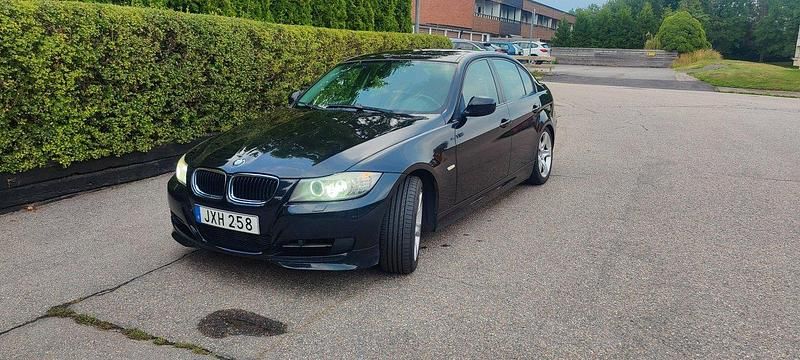 Svart Begagnad 2010 BMW 320 Comfort Edition Sedan | 52 000 kr (Bra pris) - Bild 1/4