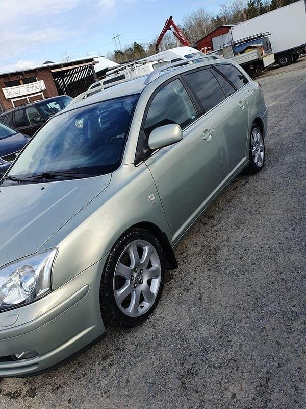 Grön Begagnad 2004 Toyota Avensis Kombi | 39 000 kr (Marknadspris) - Bild 1/4