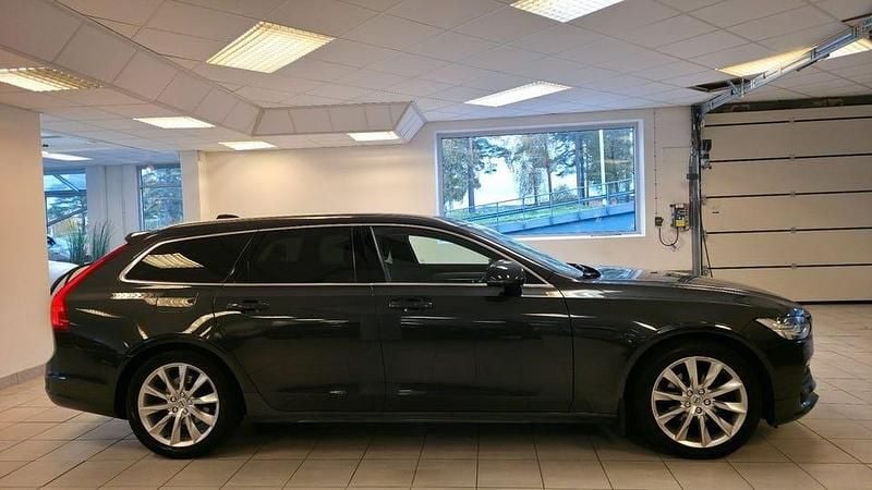 Begagnad Volvo V90 Momentum 190 HK (139 kW) 2018 Grå Kombi