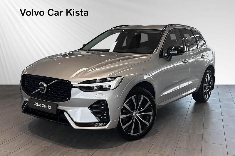 Ljusgrå Begagnad 2023 Volvo XC60 Plus SUV | 529 800 kr (Dyr) - Bild 1/3