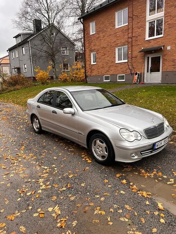 Begagnad 2005 Mercedes C180 | 28 000 kr (Marknadspris) - Bild 1/4