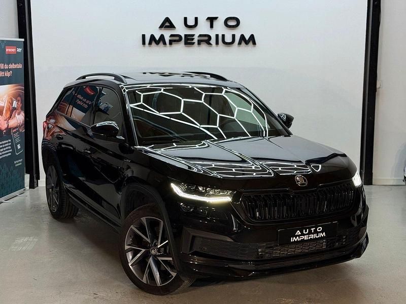 Svart Begagnad 2022 Skoda Kodiaq SportLine SUV | 429 900 kr (Marknadspris) - Bild 1/4