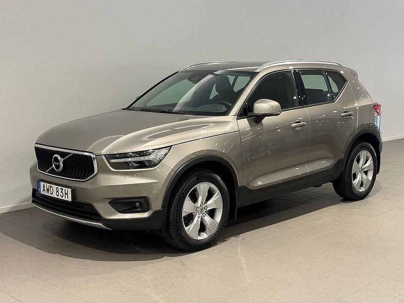 Grå Begagnad 2021 Volvo XC40 Pro SUV | 349 500 kr (Marknadspris) - Bild 1/3