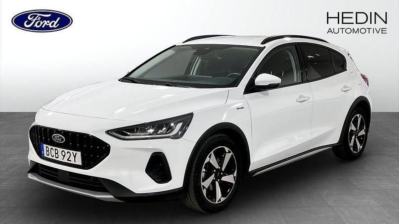 Vit Begagnad 2023 Ford Focus Active Halvkombi | 199 900 kr (Marknadspris) - Bild 1/4