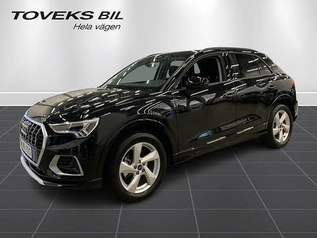 Svart (mytsvart metallic) Begagnad 2025 Audi Q3 Advanced Plus SUV | 379 900 kr (Marknadspris) - Bild 1/4