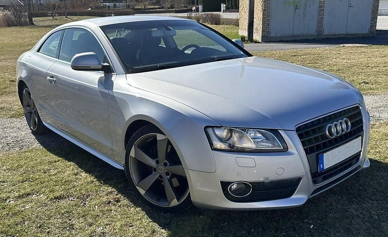 Silver Begagnad 2008 Audi A5 Comfort Sportkupé | 79 000 kr (Bra pris) - Bild 1/4