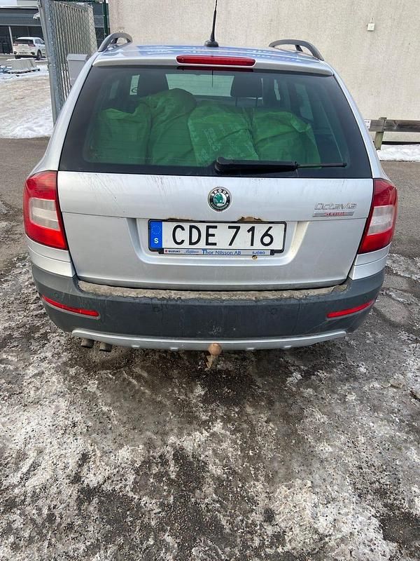 Begagnad Skoda Octavia Scout 140 HK (102 kW) 2012 Kombi