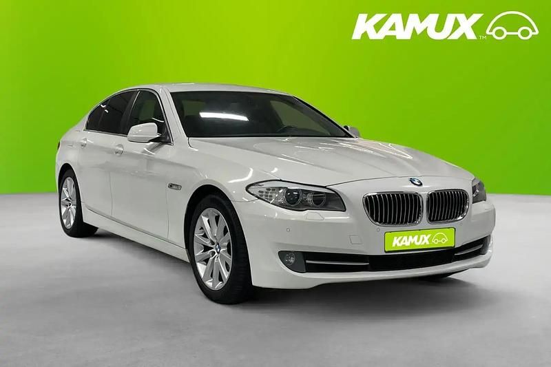 Vit Begagnad 2012 BMW 520 Sedan | 134 900 kr (Dyr) - Bild 1/4