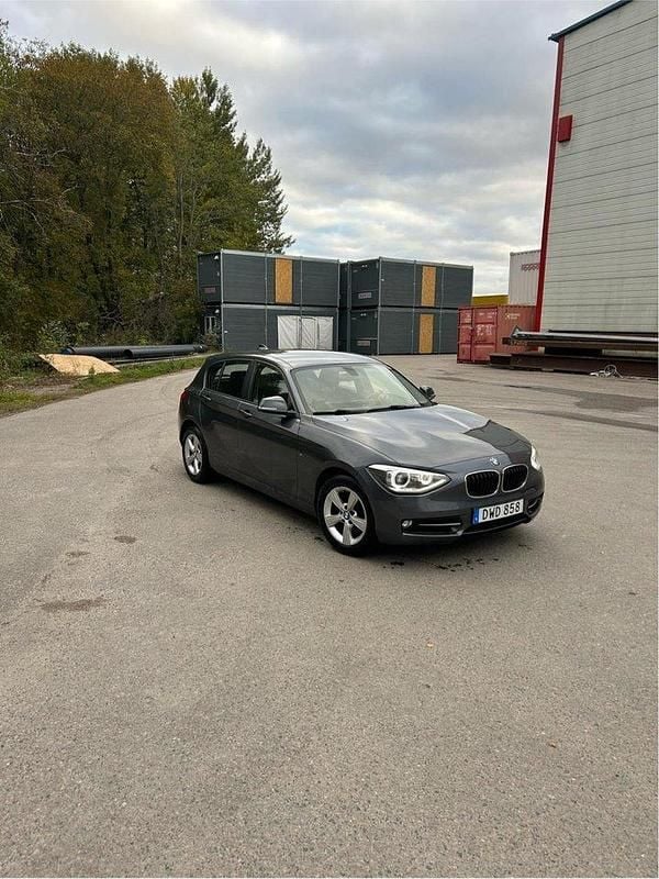 Grå Begagnad 2015 BMW 118 Sport Line Halvkombi | 122 000 kr (Bra pris) - Bild 1/4