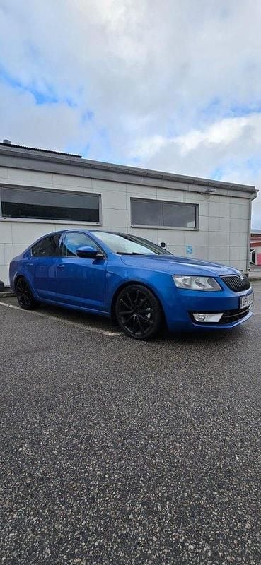 Blå Begagnad 2015 Skoda Octavia Halvkombi | 99 000 kr (Marknadspris) - Bild 1/4