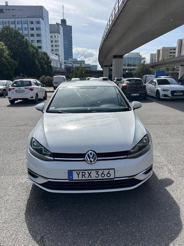Vit Begagnad 2019 VW Golf VII Halvkombi | 130 000 kr (Bra pris) - Bild 1/4
